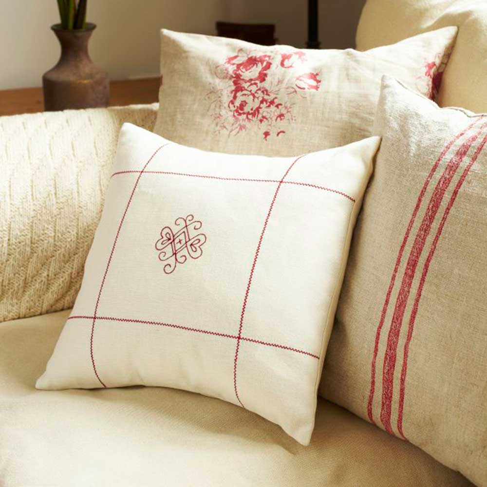 Make pretty sybjus on cushions with machine embroidery Make pretty sybjus on cushions with machine embroidery