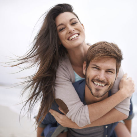 http://prima.cdnds.net/assets/15/24/480x480/1433811712-happy-couple-on-beach.jpg