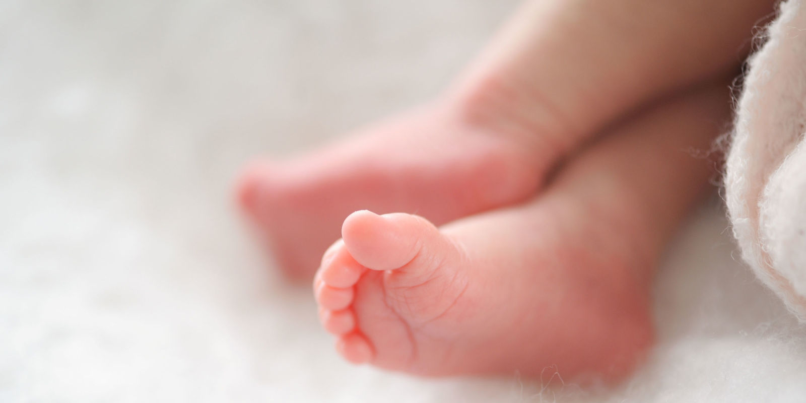 This woman knits blankets for premature babies and YOU ...